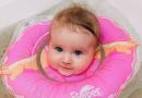 Neck circle for bathing newborns: benefits and harms